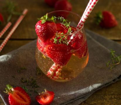 Gin tônica com frutas vermelhas