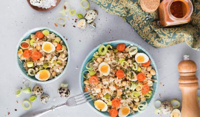 Salada de grão-de-bico com proteínas