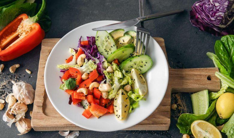 Salada de legumes, grãos e castanhas