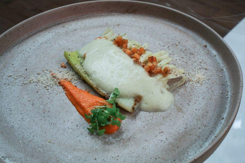 Taglietelle-de-pupunha-com-espuma-de-alho-poro.j