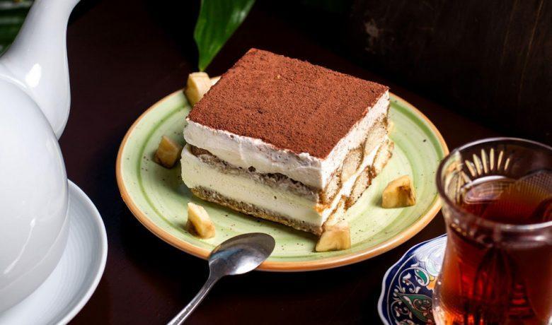 Tiramisú de banana, doce de leite e canela
