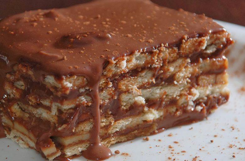 Torta de biscoito Maria com recheio de chocolate