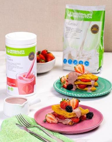 Em um bowl médio, misture bem o Shake sabor baunilha cremoso, o NutreV e os ovos para obter um creme homogêneo e firme.​ Adicione o fermento e misture delicadamente. Ligue a máquina de waffle, unte com a manteiga ou desmoldante e coloque uma porção de massa.​ Feche e deixe dourar por cerca de 4 minutos.​
