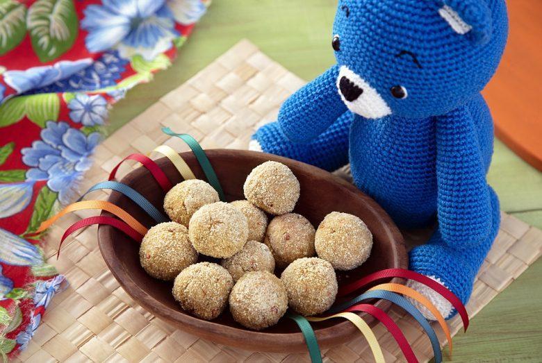Bolinho de frango com mandioca assada