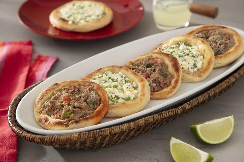 Esfiha aberta de carne e queijo