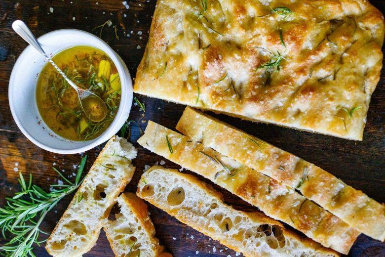 Focaccia caseira com alecrim
