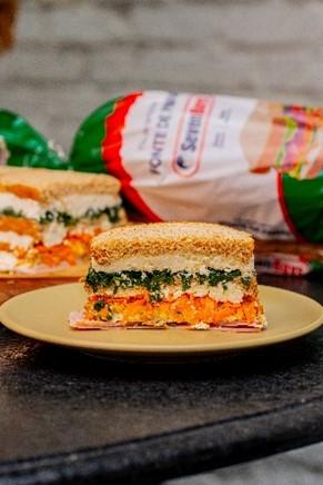 Torta fria de queijo, espinafre e cenoura
