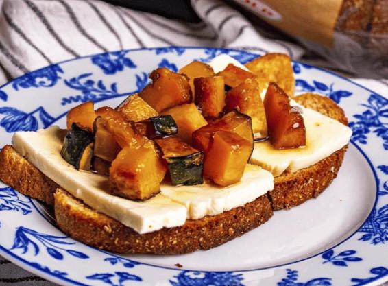 TOAST DE QUEIJO MINAS COM ABOBÓRA ASSADA E MEL