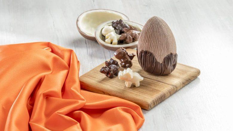 Ovo surpresa com dinossauros de chocolate