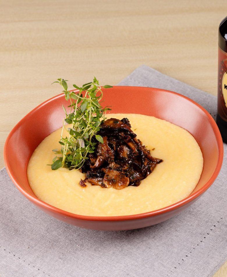 Polenta cremosa com ragu de cogumelos no shoyu