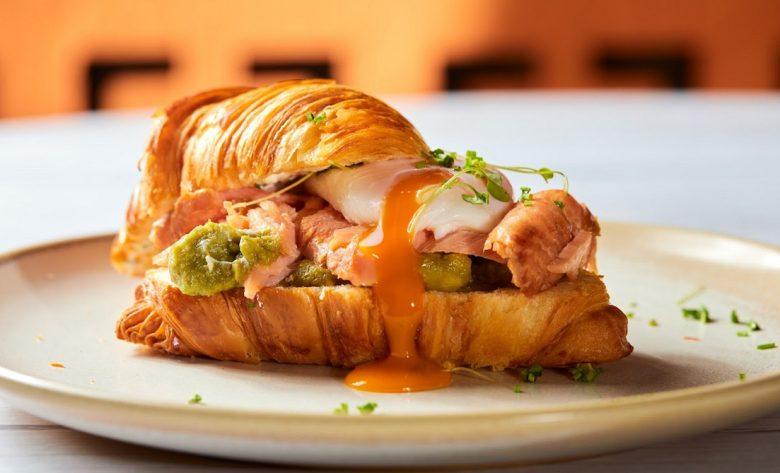 Sanduíche de salmão defumado no croissant