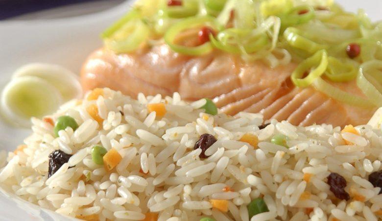 Arroz à grega com papillote de salmão