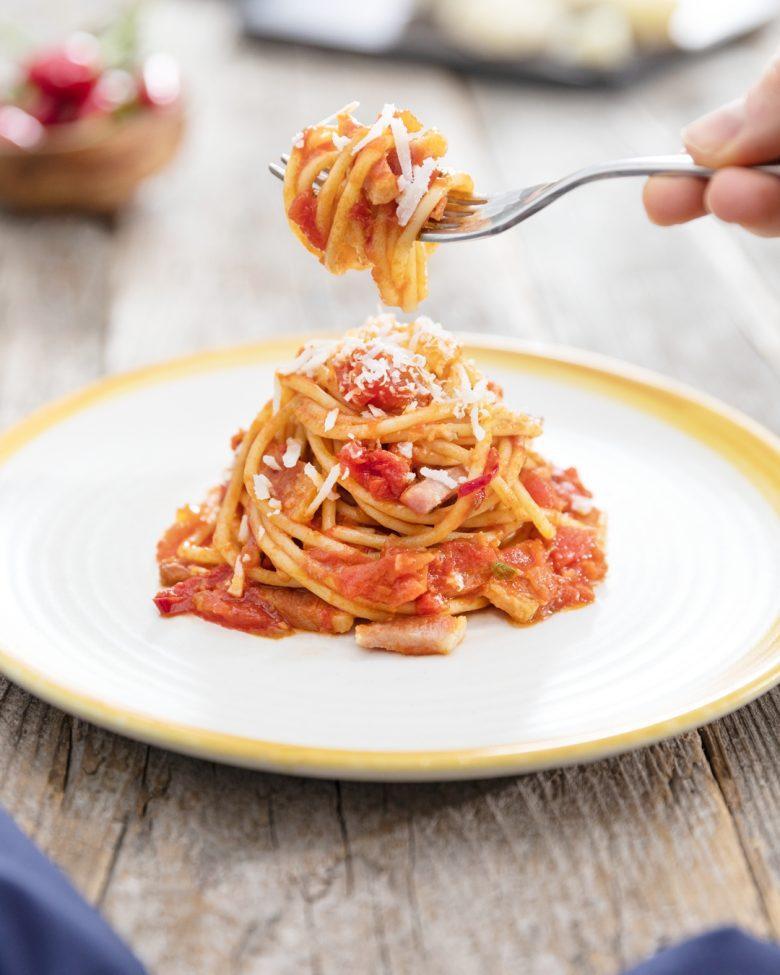 Spaghetti all’Amatriciana com frango e manjericão