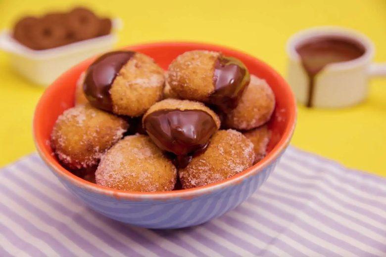 Bolinho de chuva de biscoito com creme de avelã