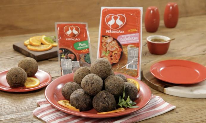 Bolinho de feijoada com linguiça paio defumada