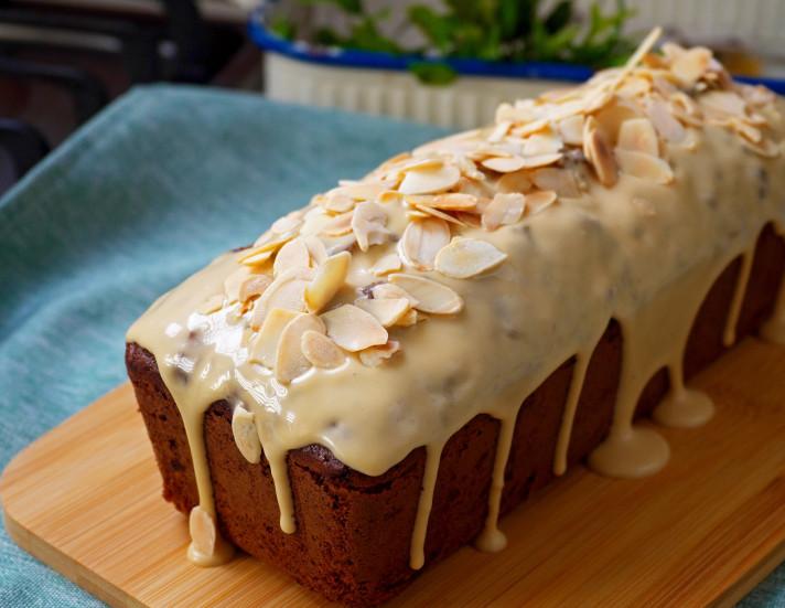 Bolo de nuts com café e glacê de cream cheese