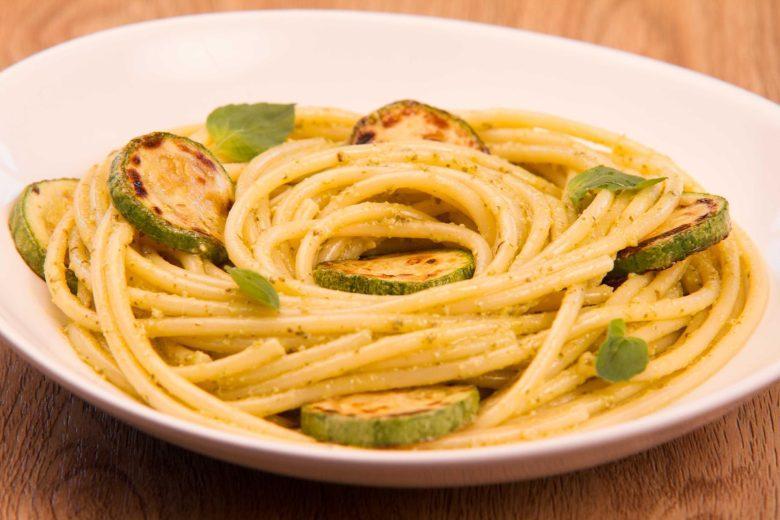 Bucatini com pesto genovese e abobrinha
