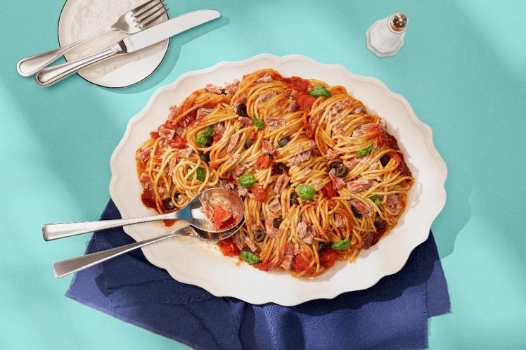 Espaguete à putanesca de atum