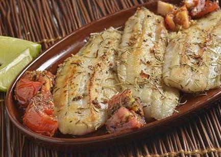Filé de peixe grelhado com canela