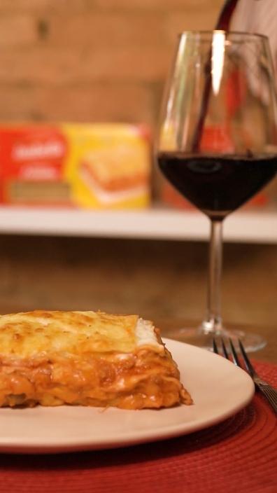 Lasanha de linguiça e queijo