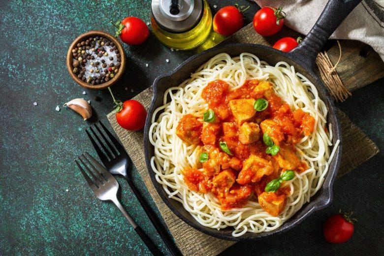 Macarronada com molho de frango