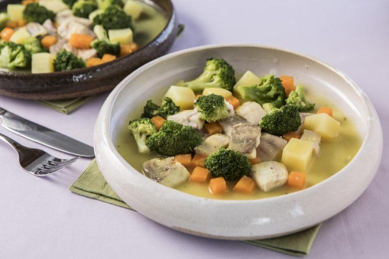 Peixe cozido com legumes
