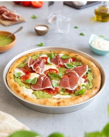 Pizza al pesto com muçarela, tomates e presunto de parma