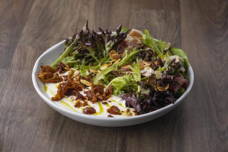 Salada de presunto de parma com tomate confit e sour cream