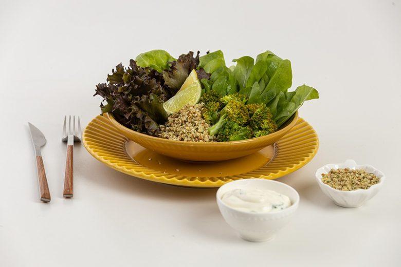 Salada de folhas verdes e molho proteico