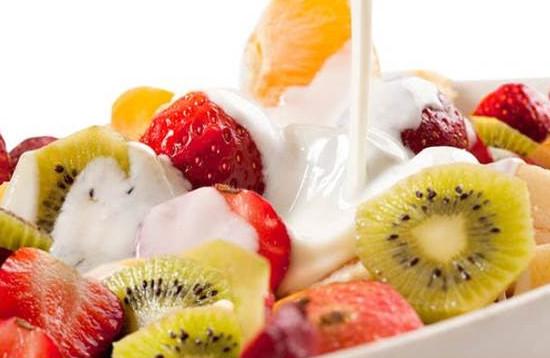 Salada de frutas frescas com creme de iogurte 