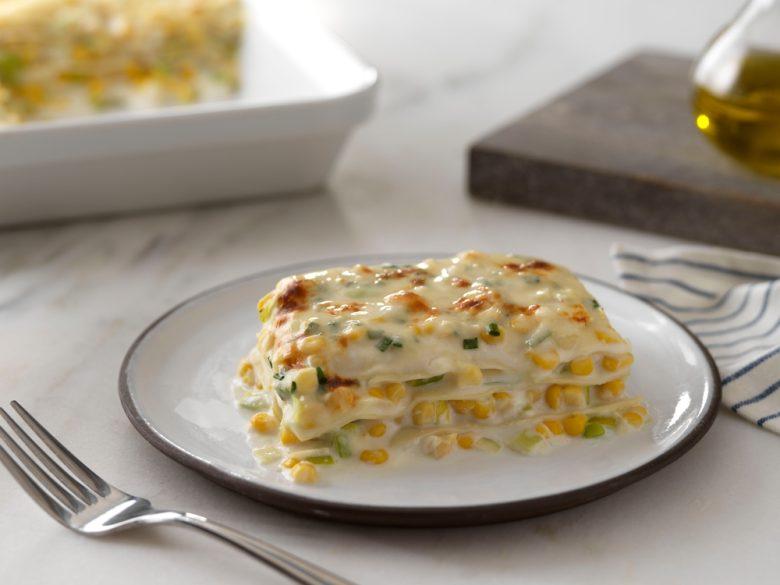 Lasanha com alho-poró, milho e gruyère