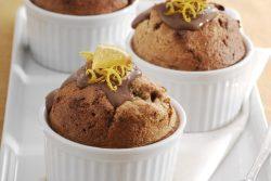 Suflê quente de laranja e chocolate