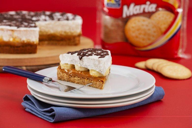 Torta de banana com doce de leite e chantily