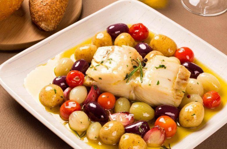 Bacalhau do porto ao forno com batata, tomate cereja e azeitonas