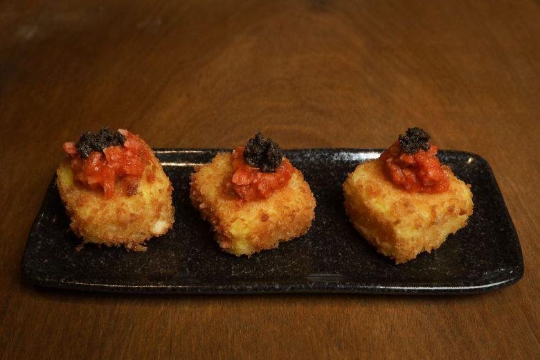 Polenta crocante com molho de ragu de calabresa