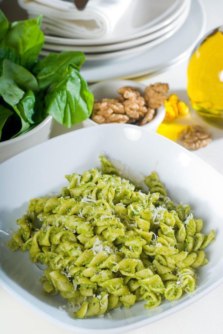 Salada de macarrão ao pesto cremoso