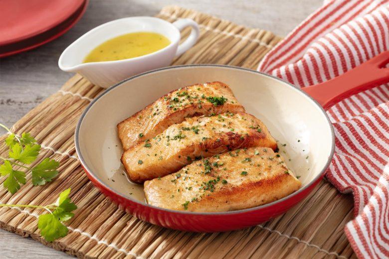 Salmão grelhado com molho de laranja