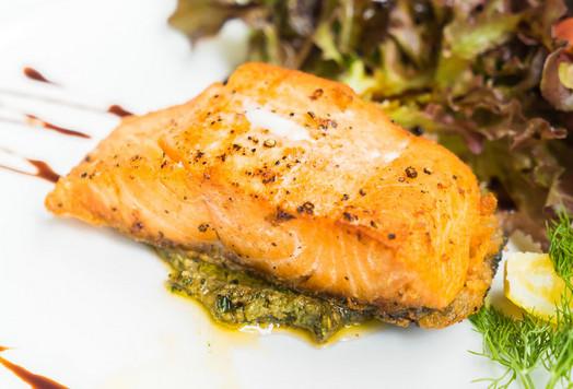 Salmão ao molho cítrico com crosta de ervas