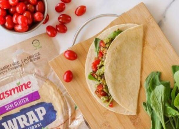 Wrap com abacate, tomate cereja e rúcula