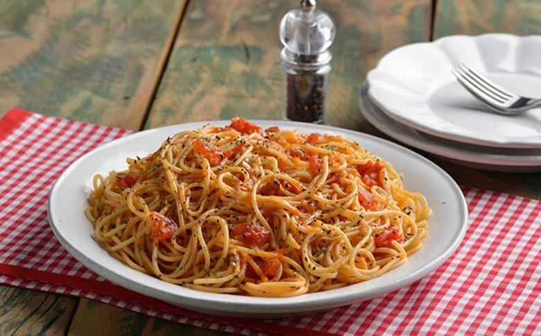 Macarrão ao molho sugo com manjericão