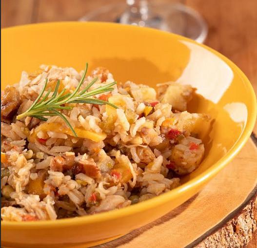 Arroz com quinoa, frango, nozes e damasco