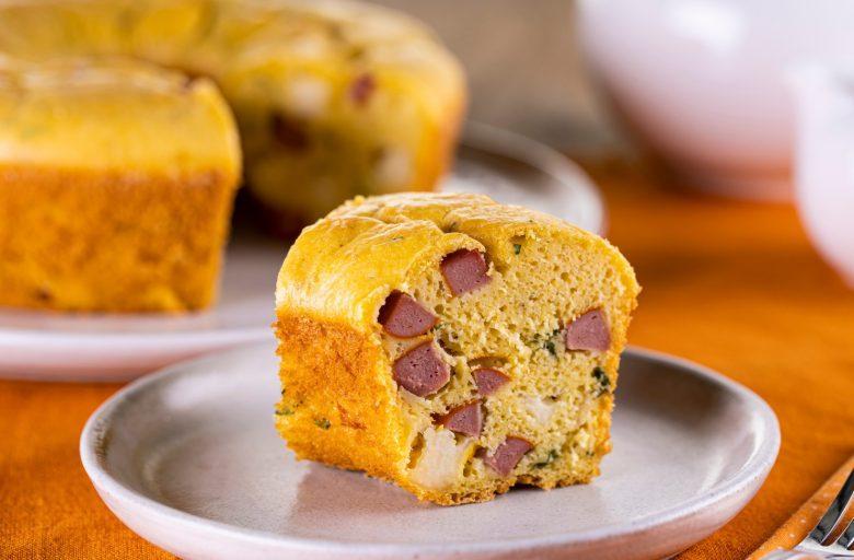 Bolo de milho salgado com salsicha
