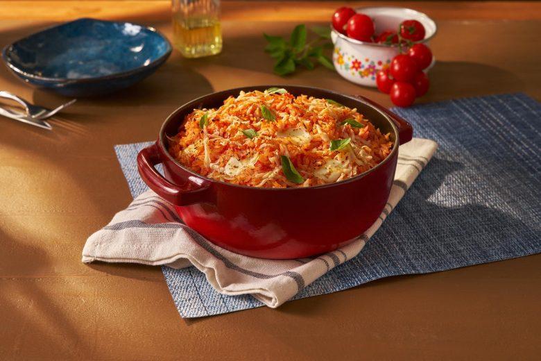 Arroz de forno de tomate com muçarela de búfala e manjericão