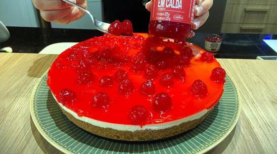 Cheesecake com cereja ao marasquino