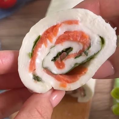 Manta recheada com salmão e rúcula