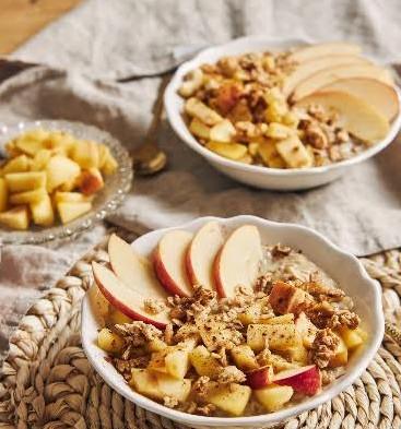 Mingau de aveia com maçã, canela e banana