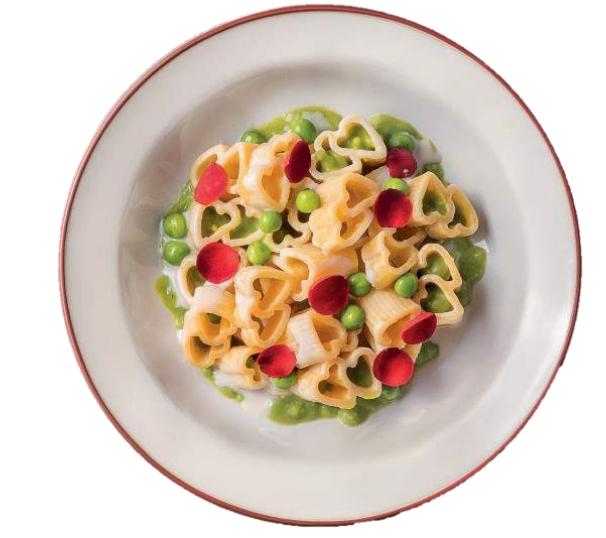 Pasta love com creme de parmesão e ervilha
