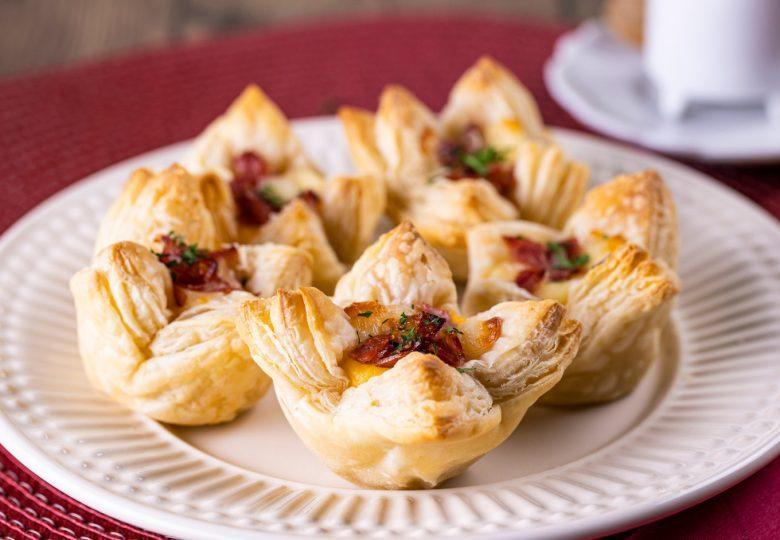 Tortinha folhada com queijo e salame