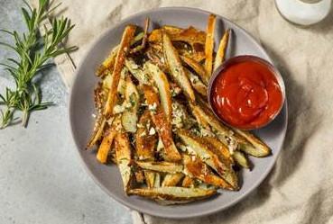 Batata palito assada com alho e alecrim