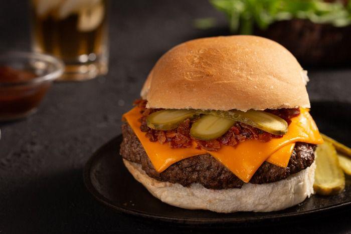 Hambúrguer de peixe com molho cítrico